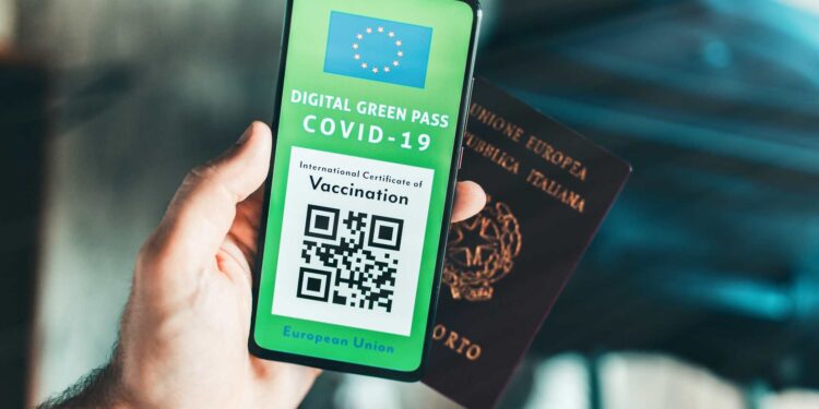 Green Pass per prendere parte alla vita quotidiana: l’Italia imita la Francia?