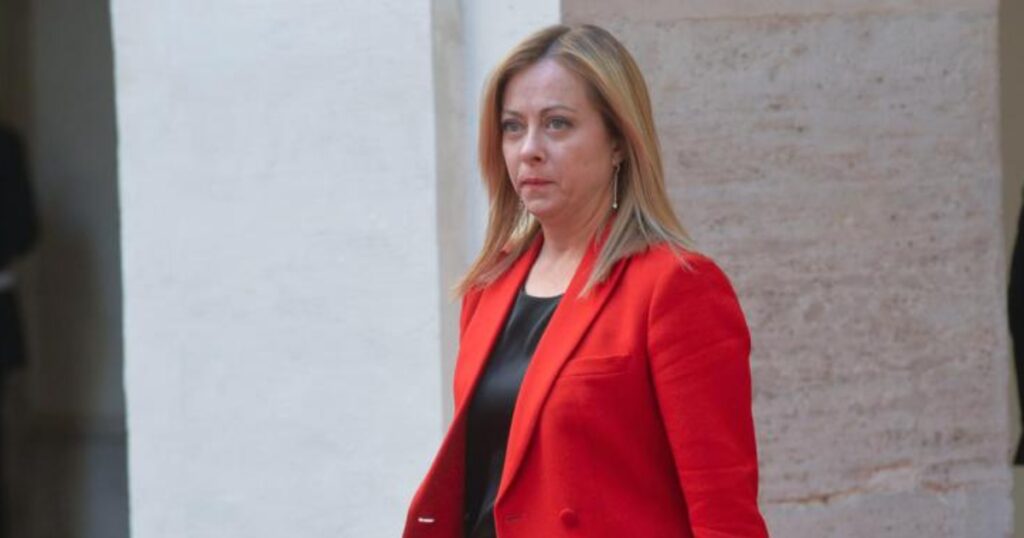 Scontro Meloni-Macron