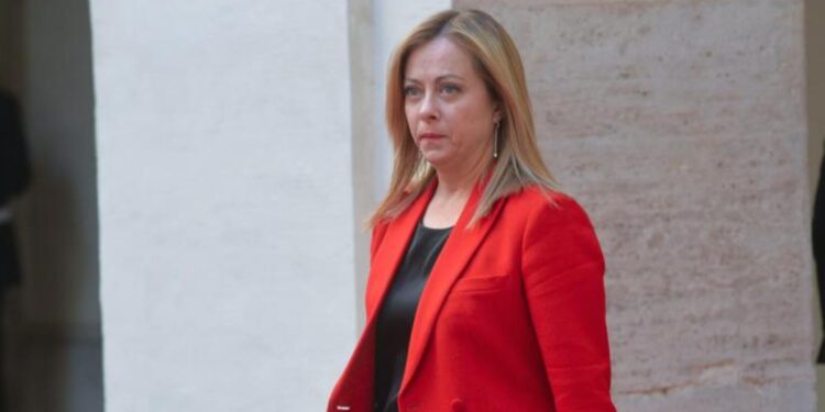 Scontro Meloni-Macron