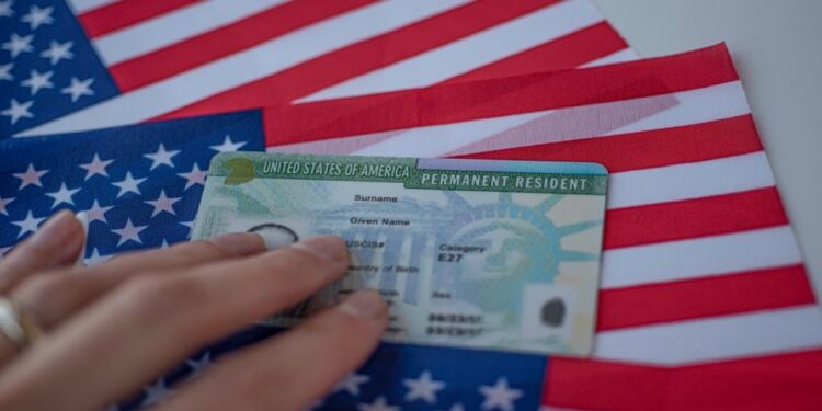 Come ottenere la Green Card attraverso il coniuge statunitense o titolare di green card